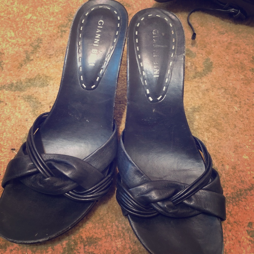 Super cute black heels!